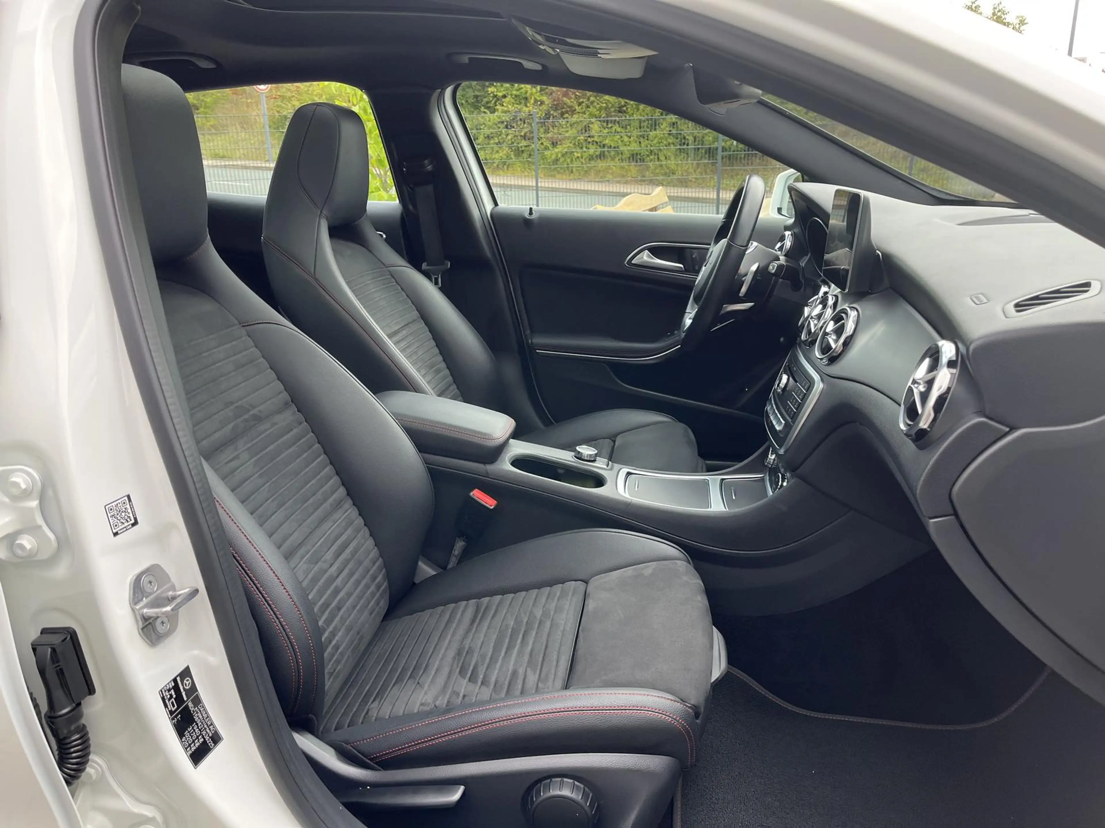 Mercedes-Benz GLA 180 Amg Line/P.dach/Alcantara/Navi/R.Kamera/ — photo 15