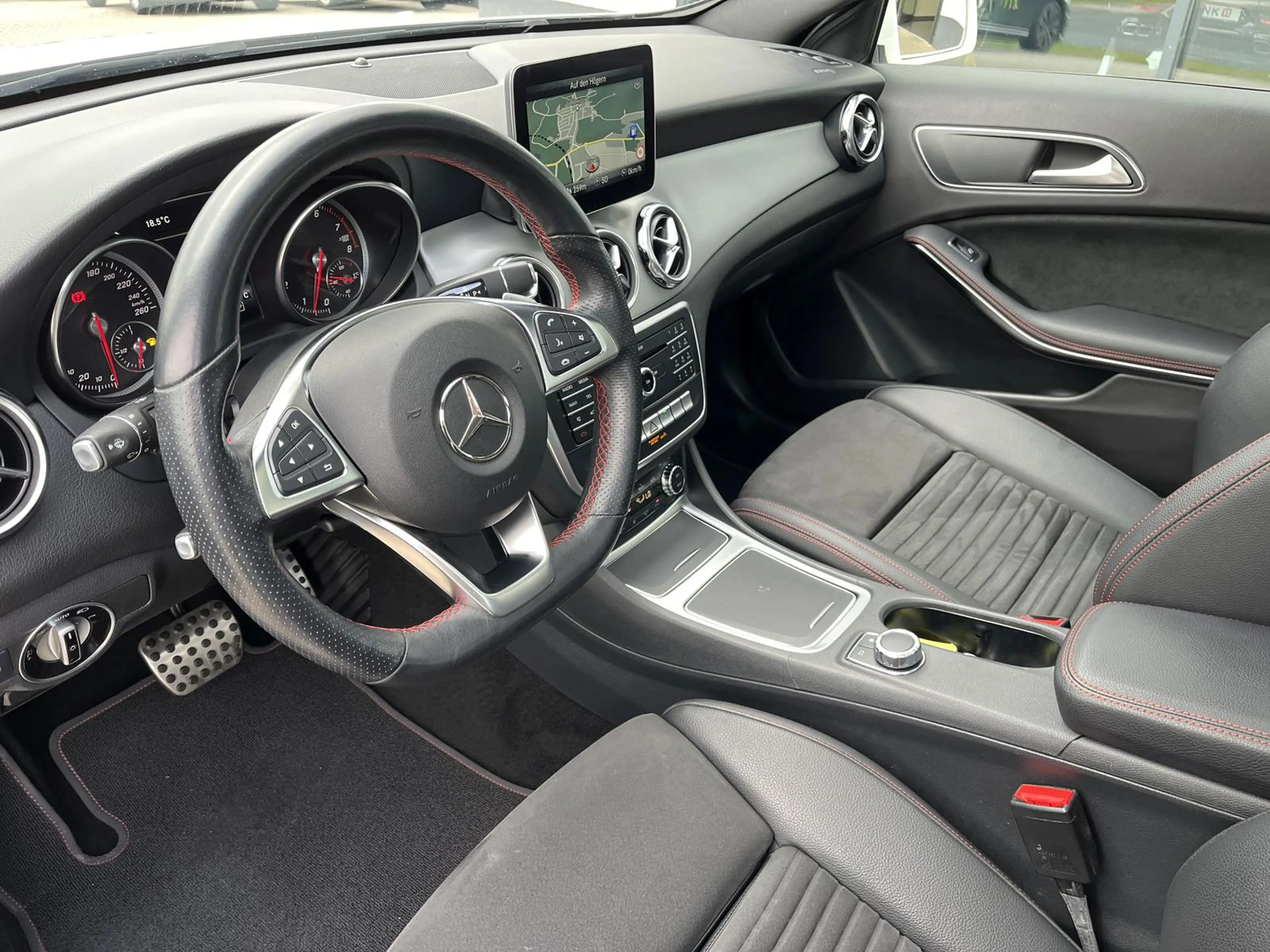Mercedes-Benz GLA 180 Amg Line/P.dach/Alcantara/Navi/R.Kamera/ — photo 13