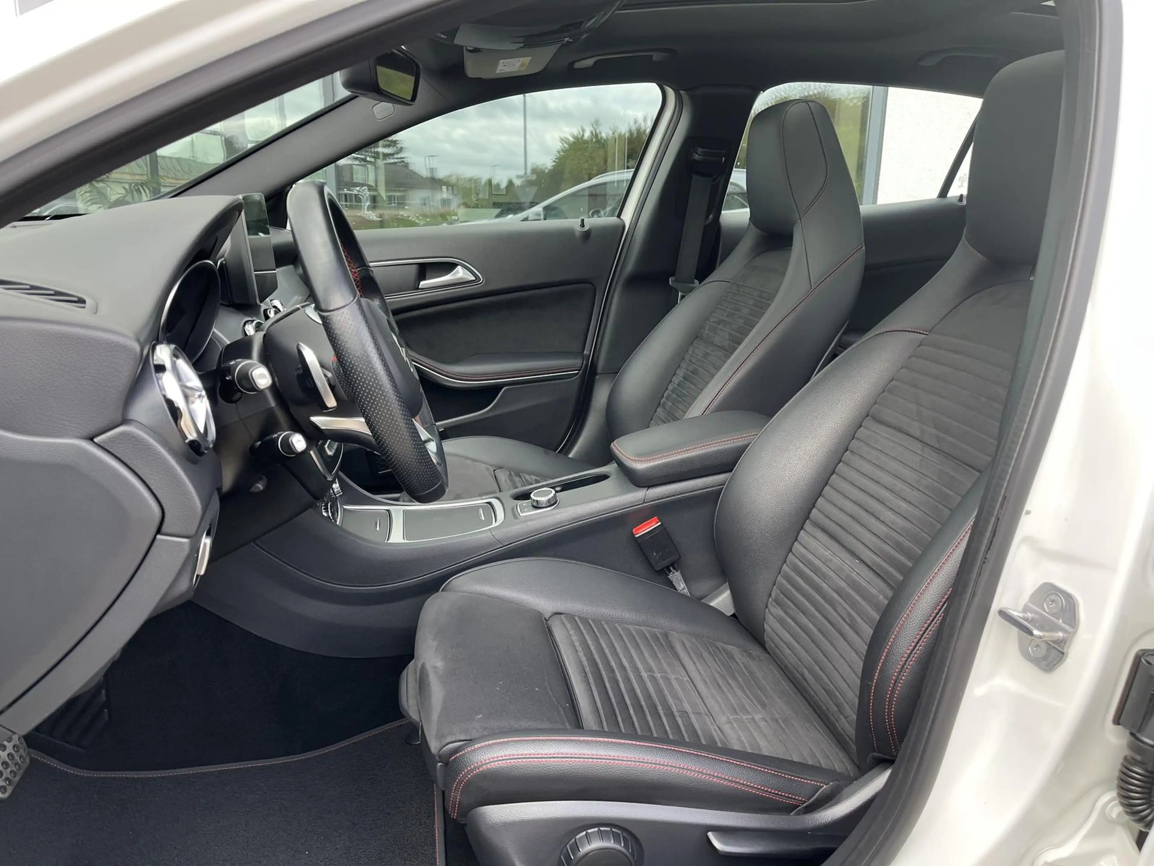 Mercedes-Benz GLA 180 Amg Line/P.dach/Alcantara/Navi/R.Kamera/ — photo 12