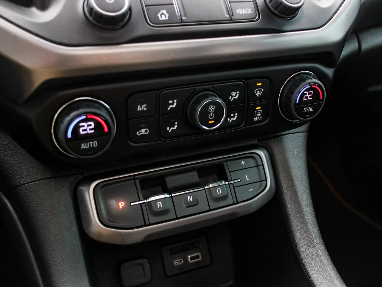 GMC Acadia снимка GMC Acadia