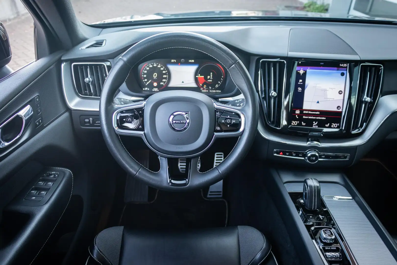 Volvo XC60 2.0 T6 Plug-in hybrid AWD R-Design | Luchtvering | Grau - 2