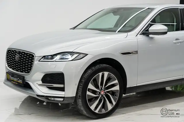 Jaguar F-Pace view 12