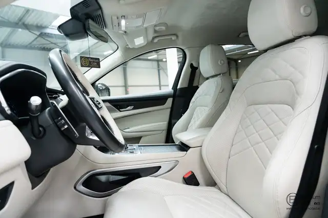 Jaguar F-Pace view 10