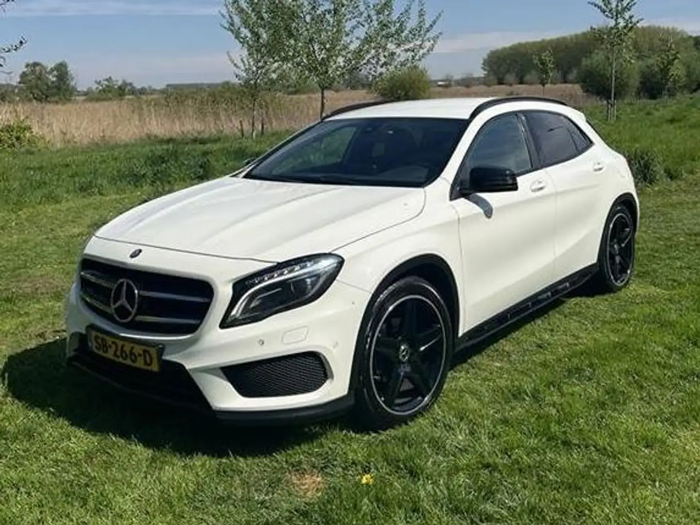 Mercedes-Benz GLA 180 GLA 180 Business Sol. AMG Bílá - 1