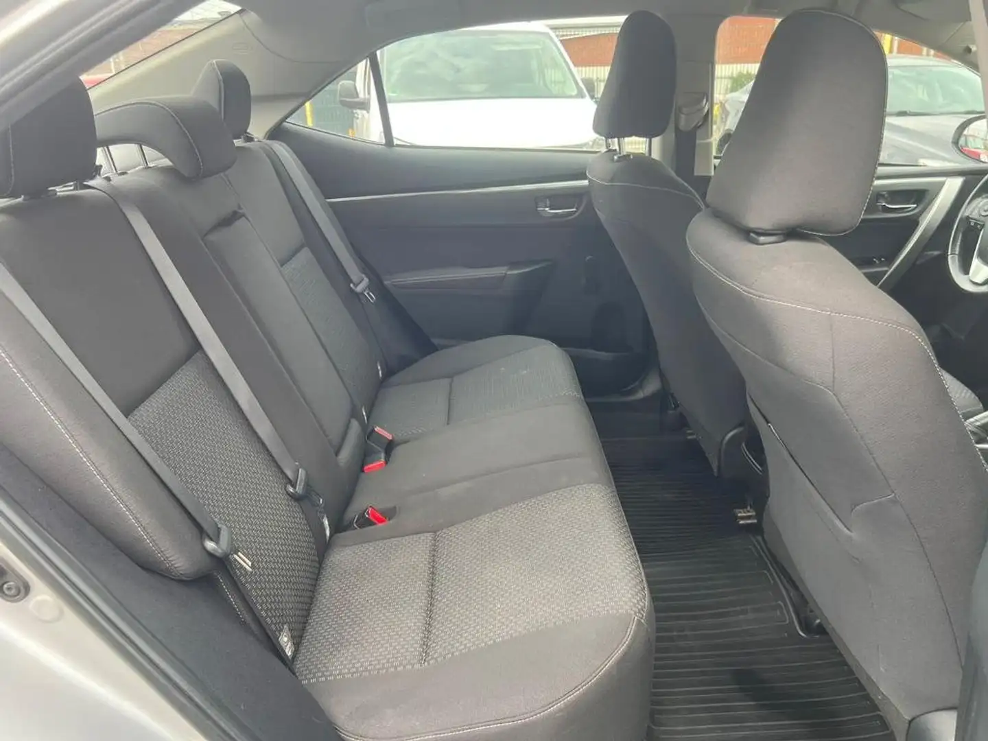 Toyota Corolla Corolla 1,6 Valvematic High M/M High Silber - 2