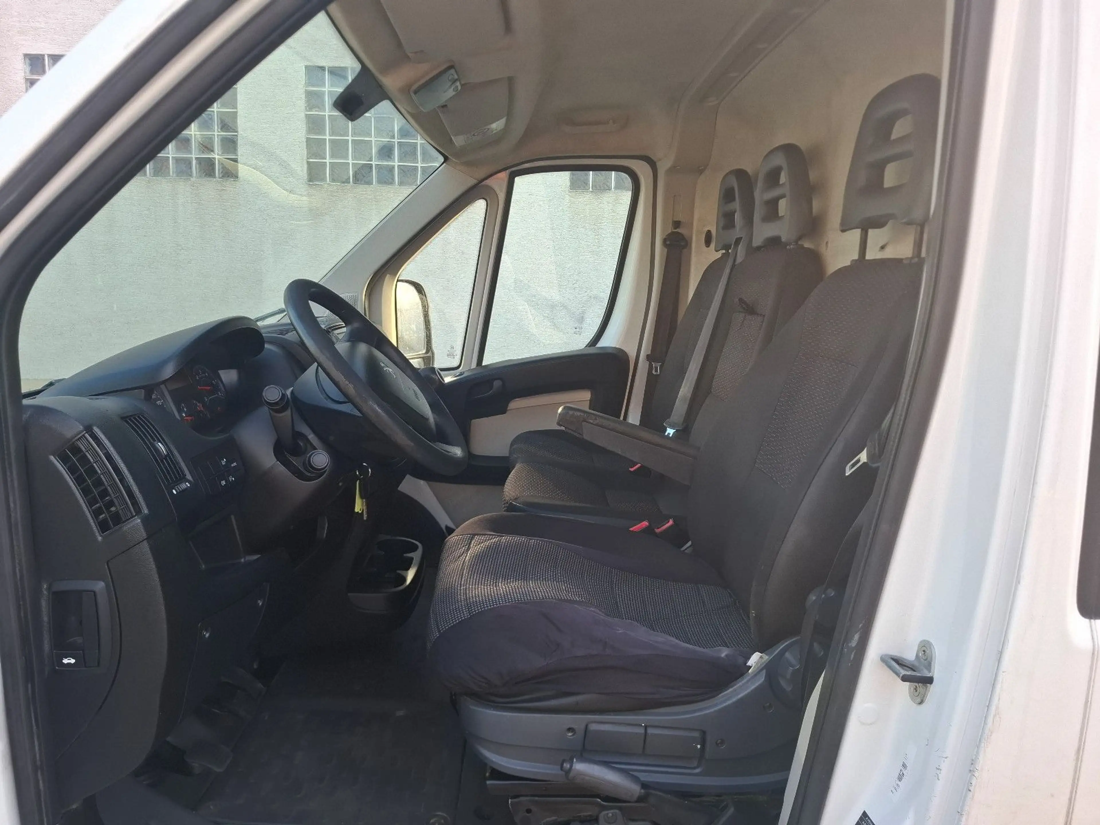 Peugeot Boxer Kasten Hochraum 335 L3H2 Premium BlueHDi 1 — photo 8