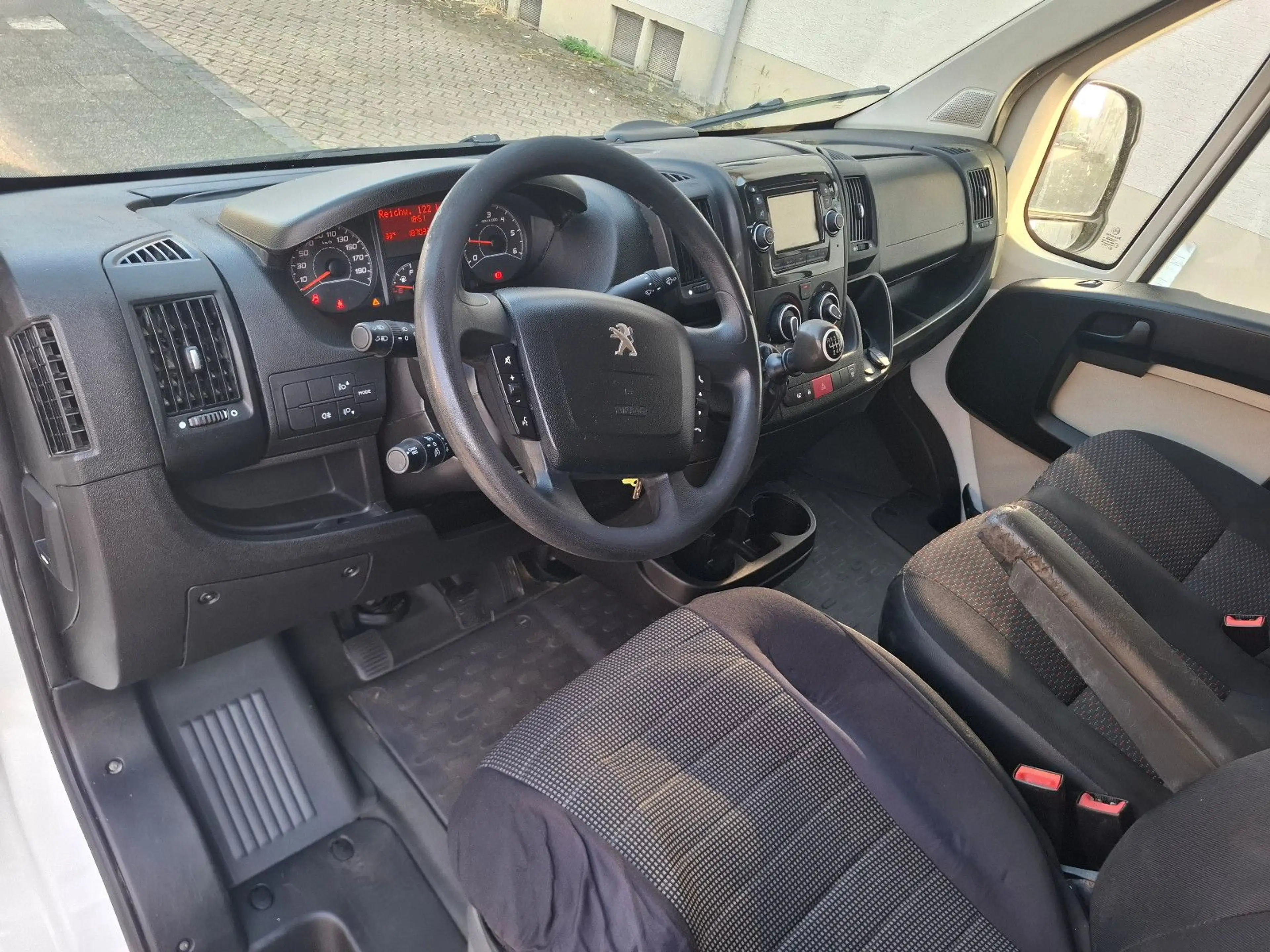 Peugeot Boxer Kasten Hochraum 335 L3H2 Premium BlueHDi 1 — photo 9