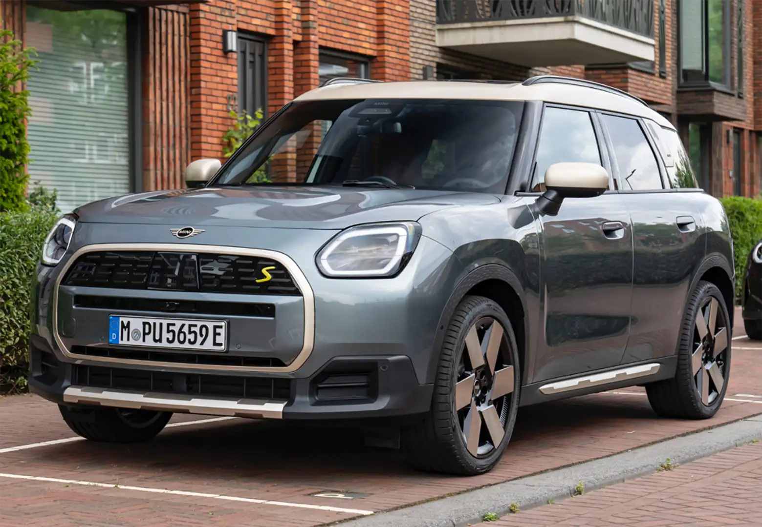 MINI One Countryman C Essential Vert - 1