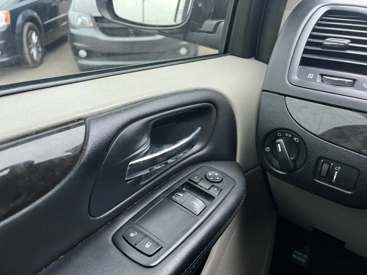 Dodge Grand Caravan снимка Dodge Grand Caravan