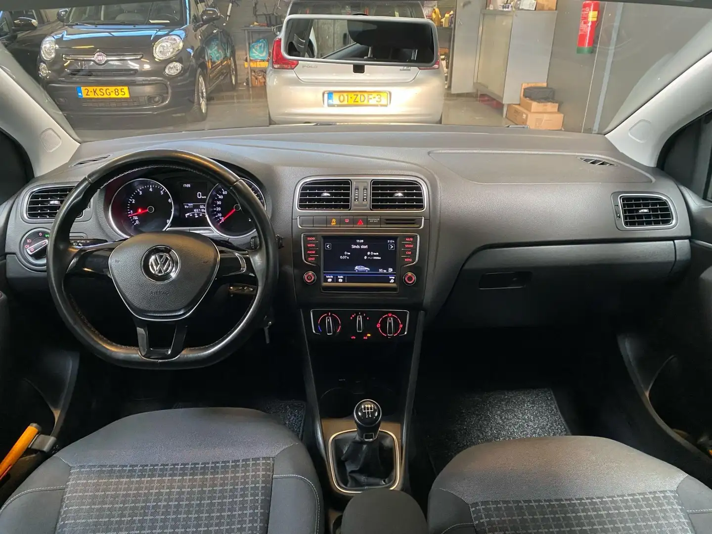 Volkswagen Polo 1.2 TSI Comfortline |AIRCO|BLUETOOTH|NAVI|PDC| Zwart - 2