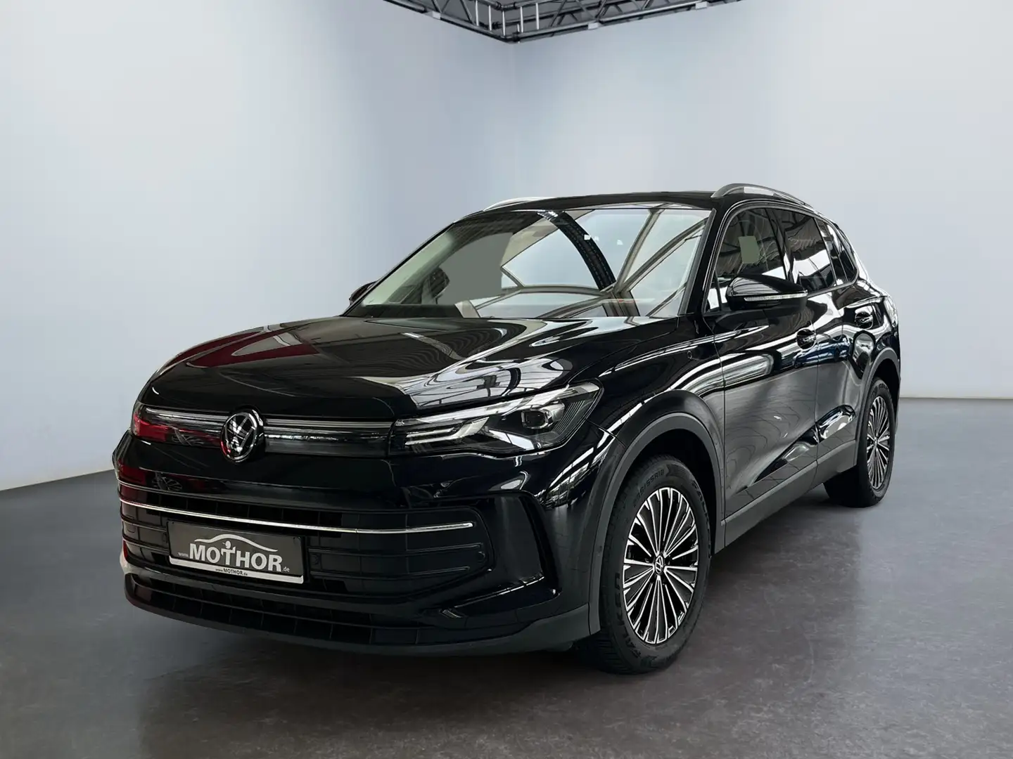 Volkswagen Tiguan Life 2.0 TDI DSG Parklenkassistent Zwart - 2