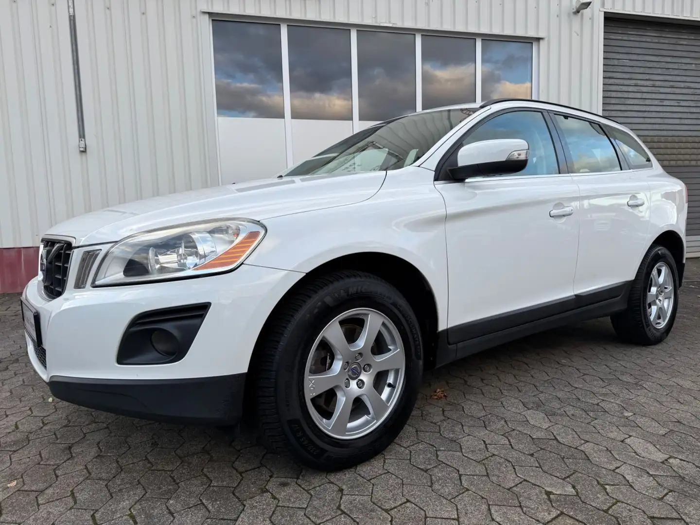 Volvo XC60 2,4D AWD Momentum/Automatik/AHK Blanc - 2