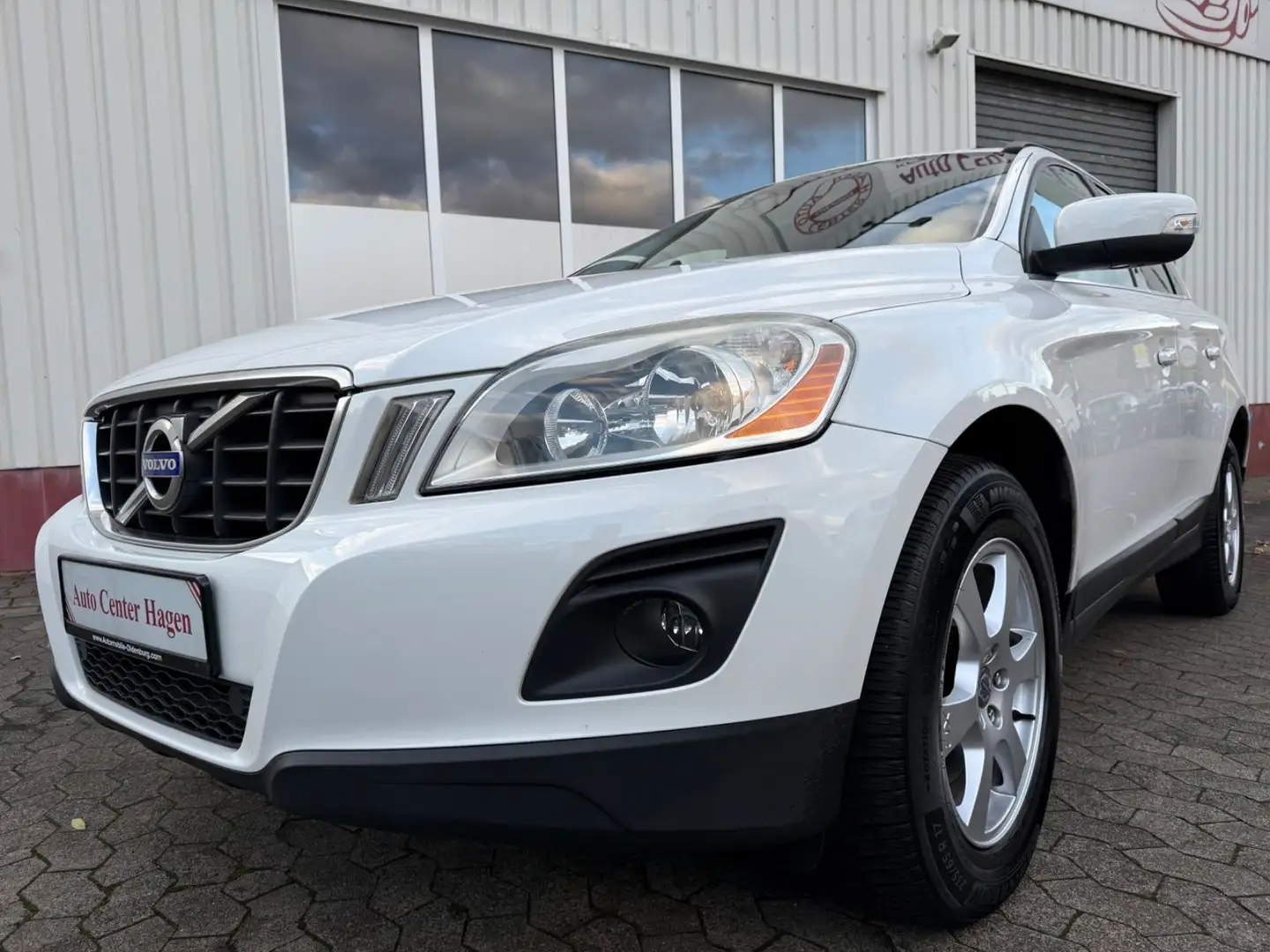 Volvo XC60 2,4D AWD Momentum/Automatik/AHK Blanc - 1