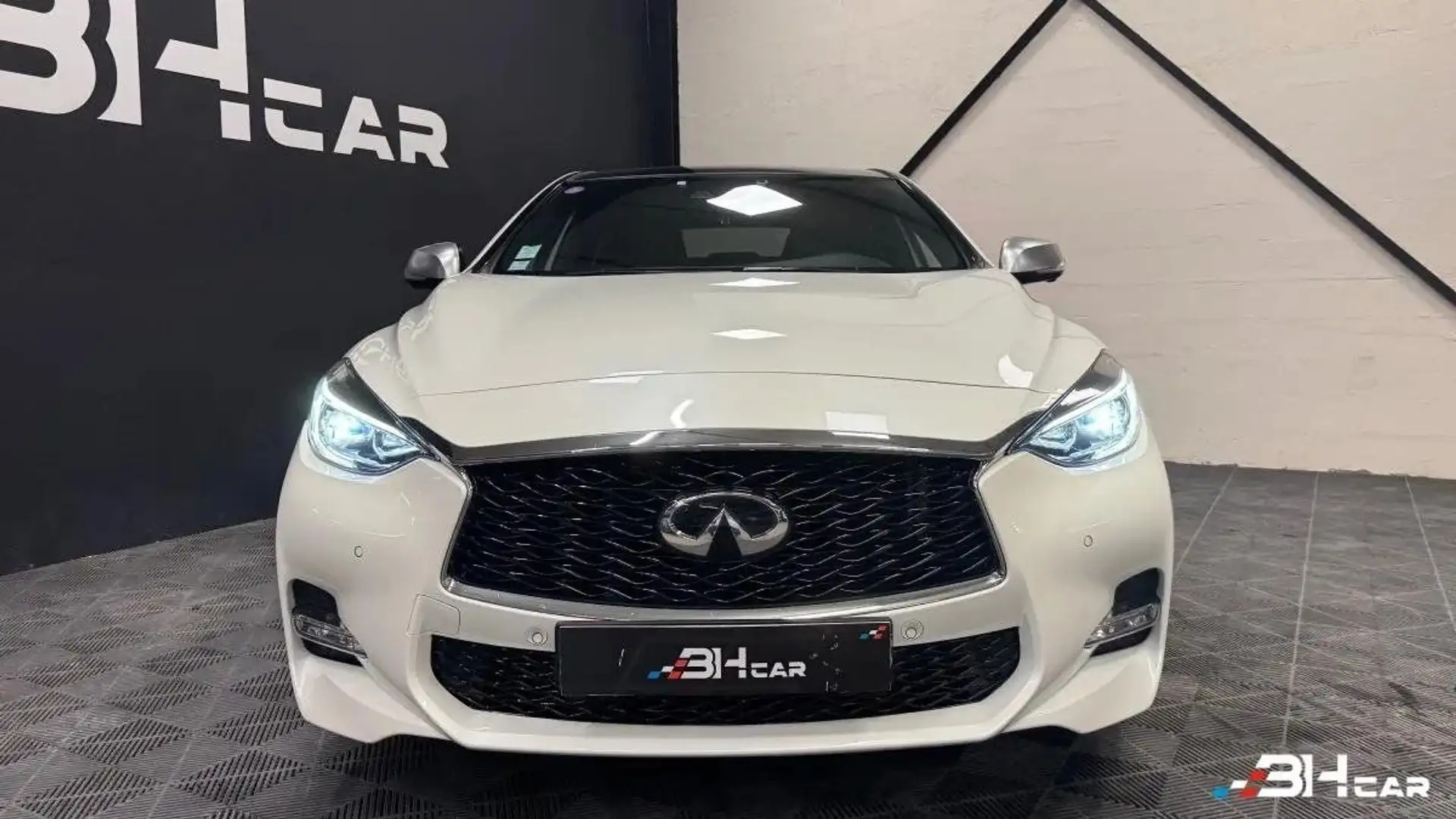 Infiniti Q30 1.6 T 155 SPORT TECH DCT BVA / Excellent état / Toit Pano / Caméra 360 / Keyless Blanc - 2