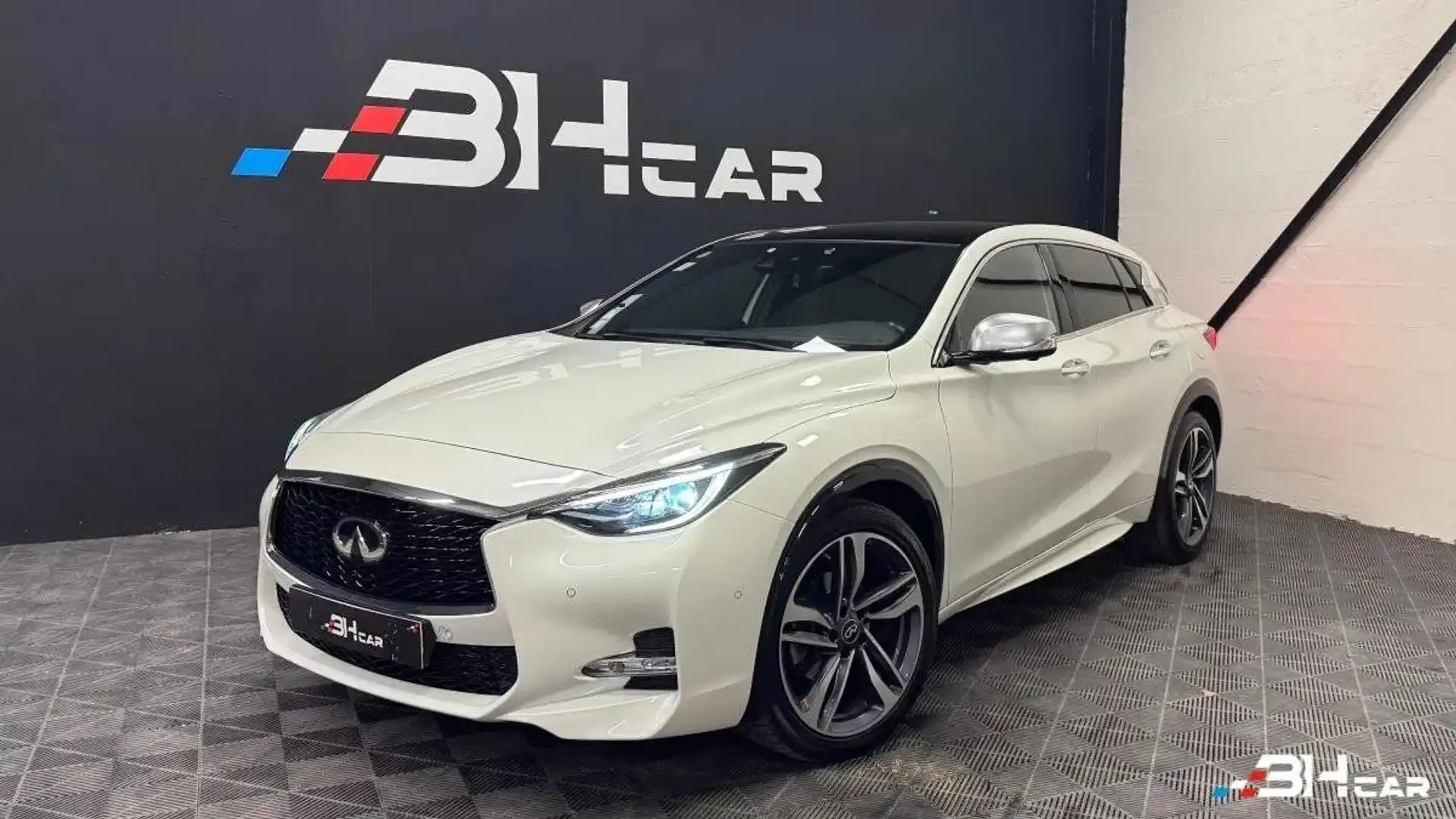 Infiniti Q30 1.6 T 155 SPORT TECH DCT BVA / Excellent état / Toit Pano / Caméra 360 / Keyless Blanc - 1