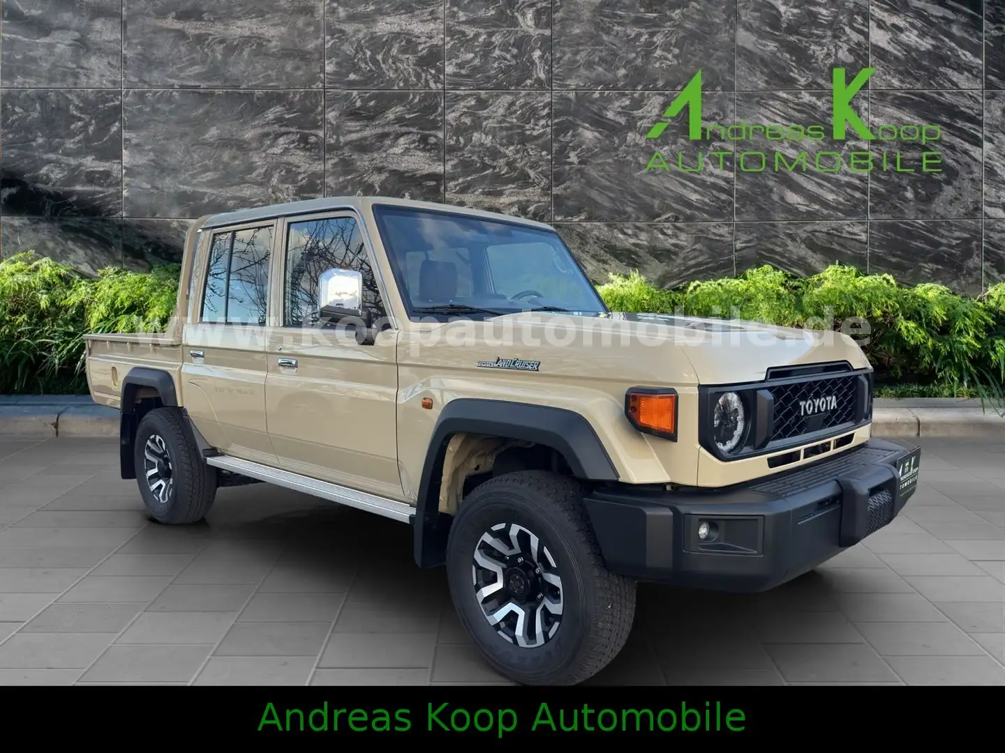 Toyota Land Cruiser GDJ 79DC 2,8-Diesel Aut. SDLX STOCK Beige - 2