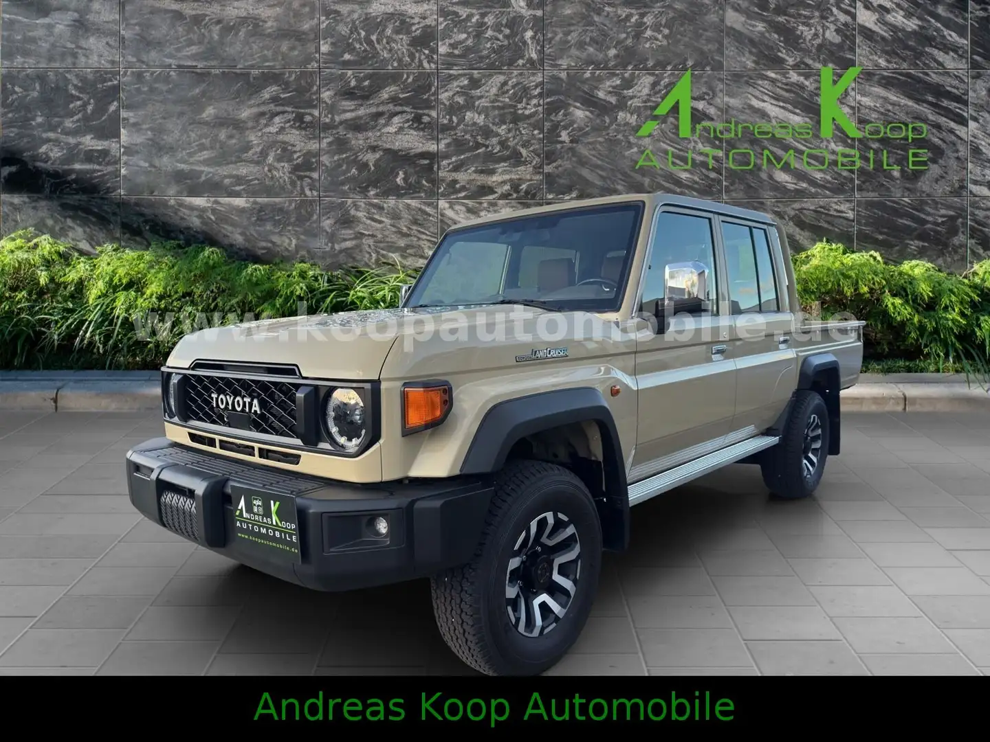 Toyota Land Cruiser GDJ 79DC 2,8-Diesel Aut. SDLX STOCK Beige - 1