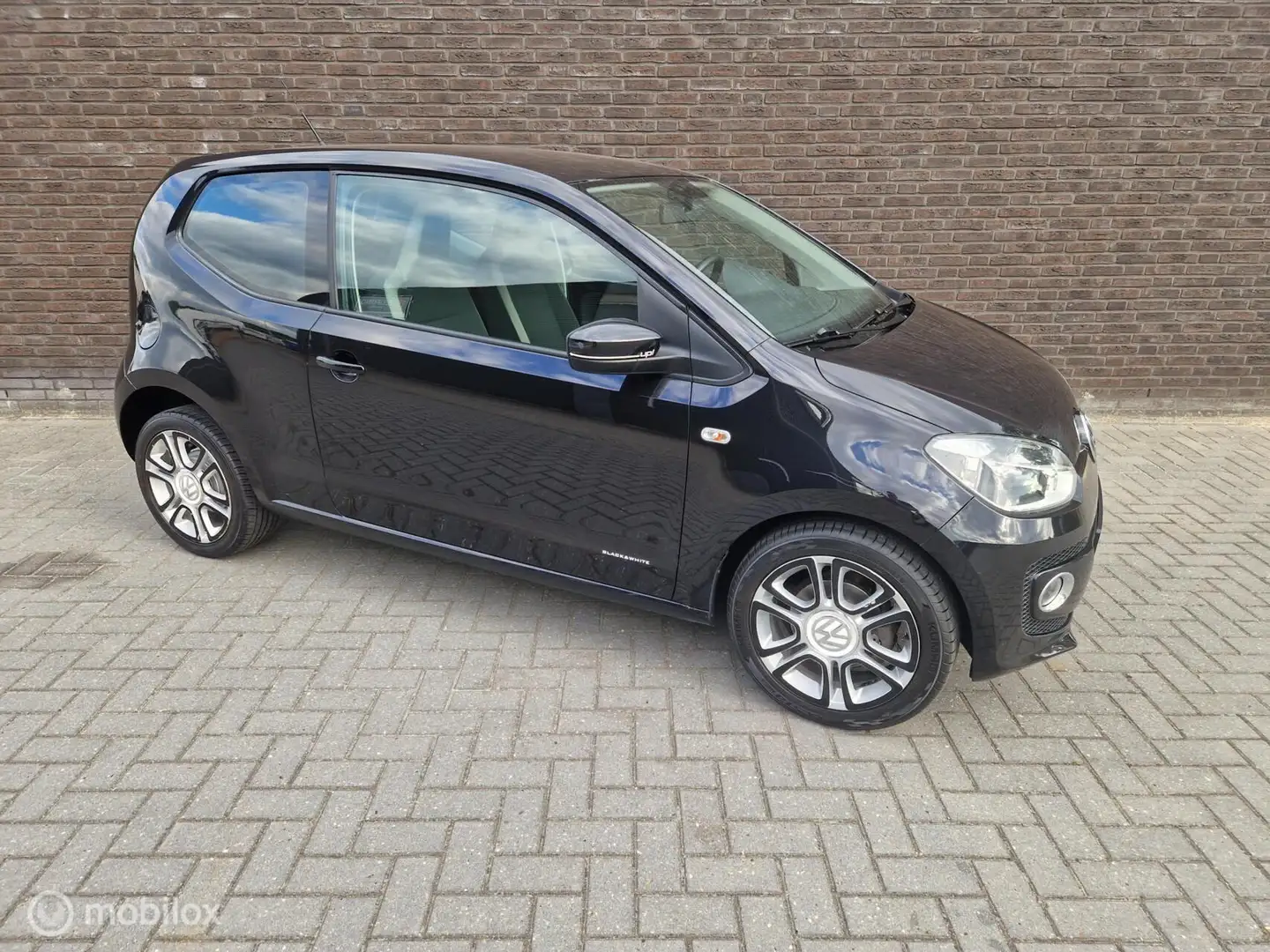 Volkswagen up! 1.0 high up!|Black&White|Stoelverw|Navigatie| Zwart - 2