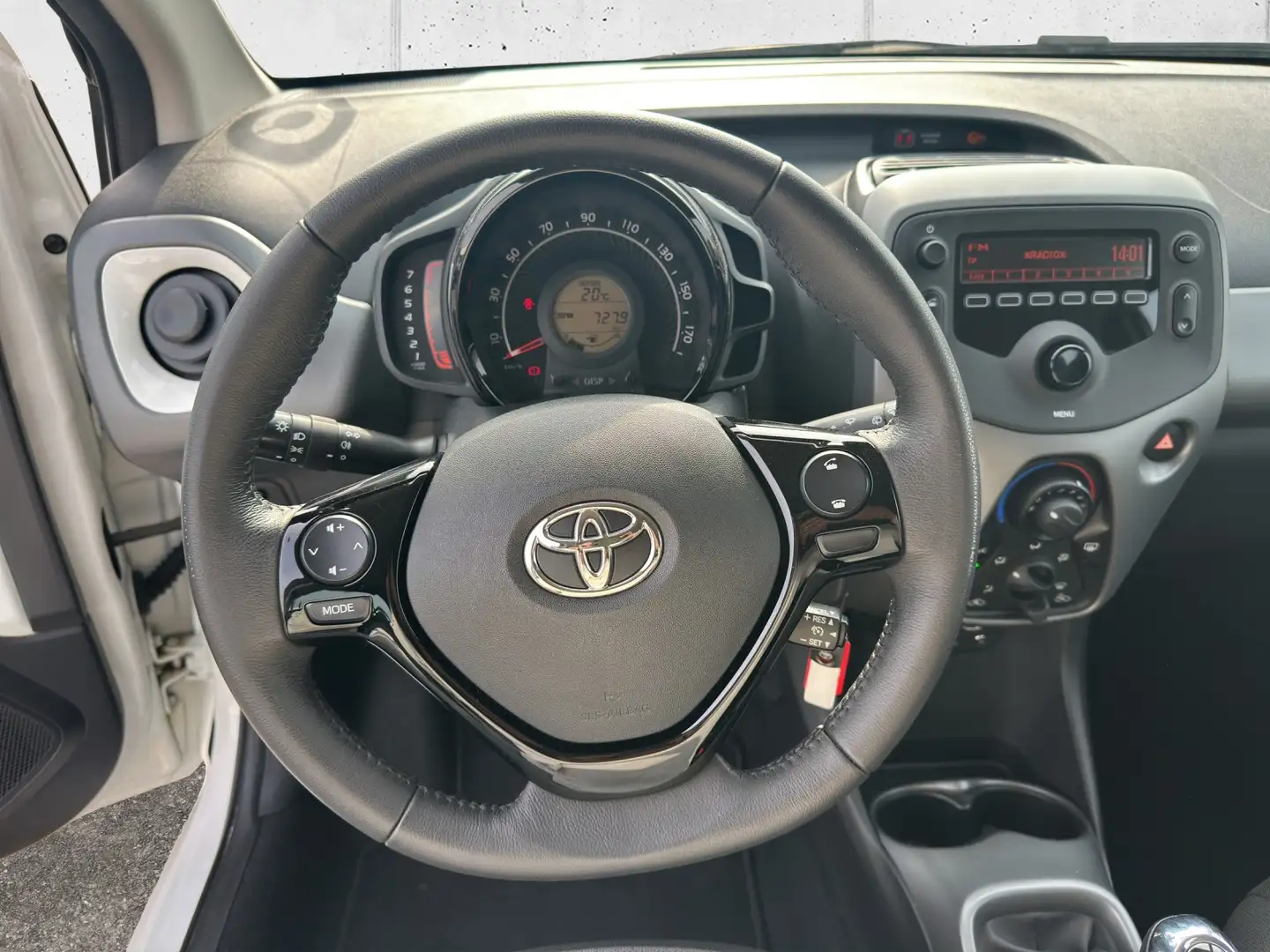Toyota Aygo X 1,0 VVT-i X-Play Schalter 5t. Weiß - 2