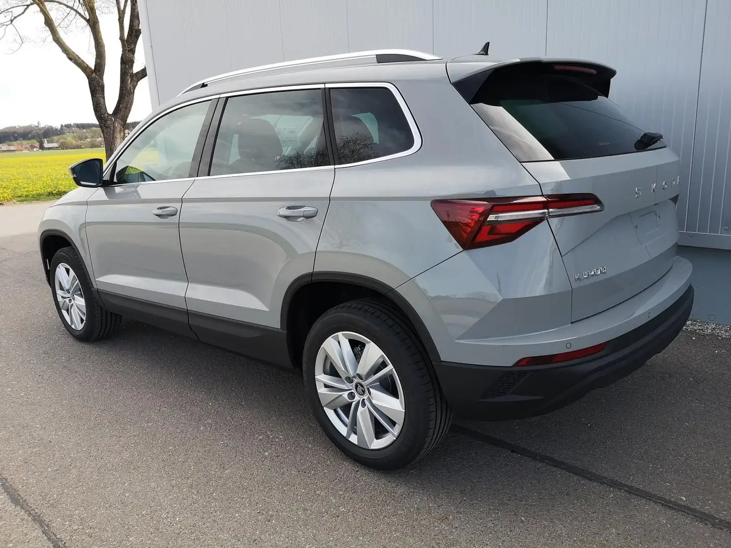 Skoda Karoq Selection 1.5 TSI DSG GV5 AHK 17 Ladeb ... Grau - 2