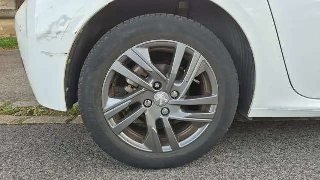 Peugeot 208 view 8