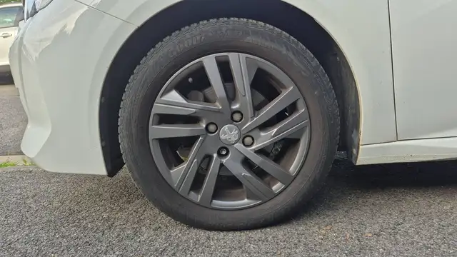 Peugeot 208 view 10