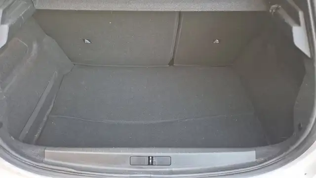 Peugeot 208 view 6