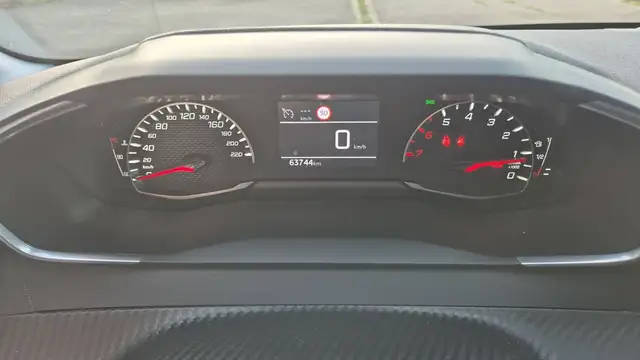 Peugeot 208 view 4
