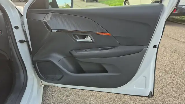 Peugeot 208 view 15