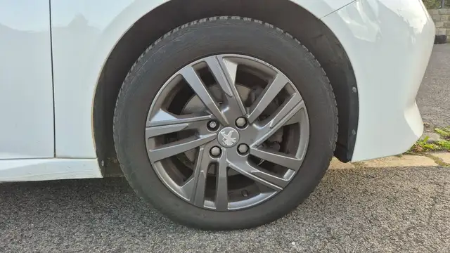 Peugeot 208 view 9