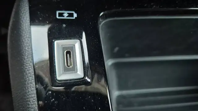 Peugeot 208 view 5