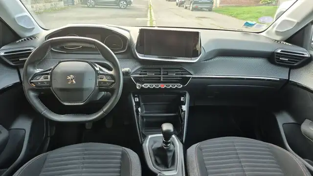 Peugeot 208 view 3