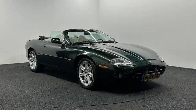 Jaguar XK8 view 3