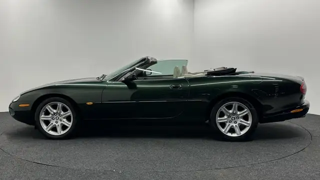 Jaguar XK8 view 8