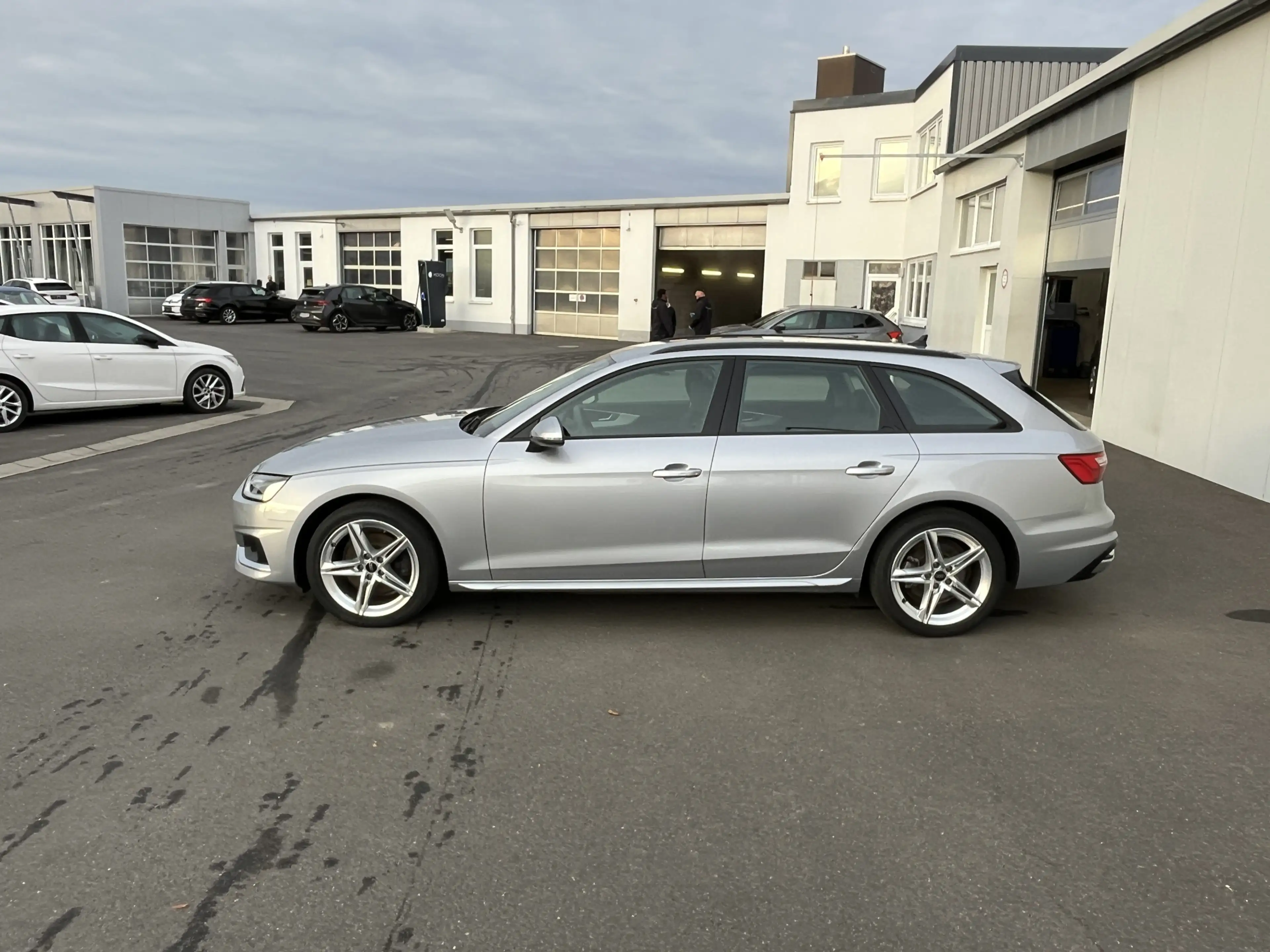 Audi A4 Avant 35 2.0 TDI S tronic advanced 144€ m.20% An — photo 3