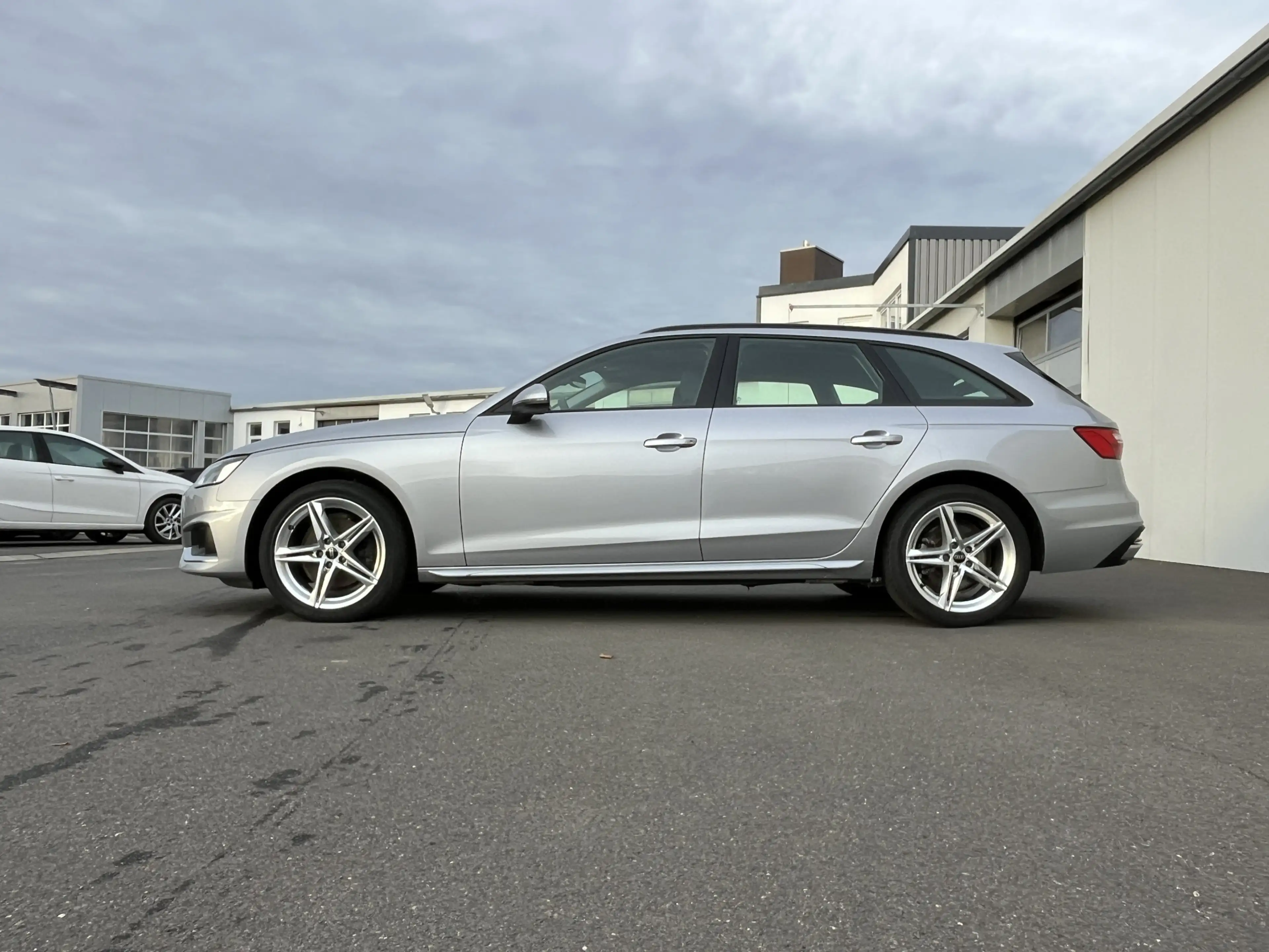 Audi A4 Avant 35 2.0 TDI S tronic advanced 144€ m.20% An — photo 2