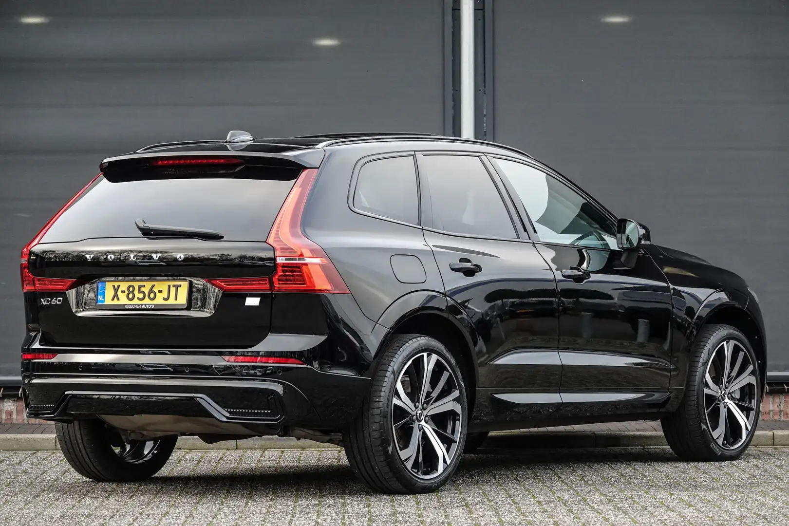Volvo XC60 2.0 T8 Recharge 455Pk Aut. | Plug-in hybrid | Plus Zwart - 2