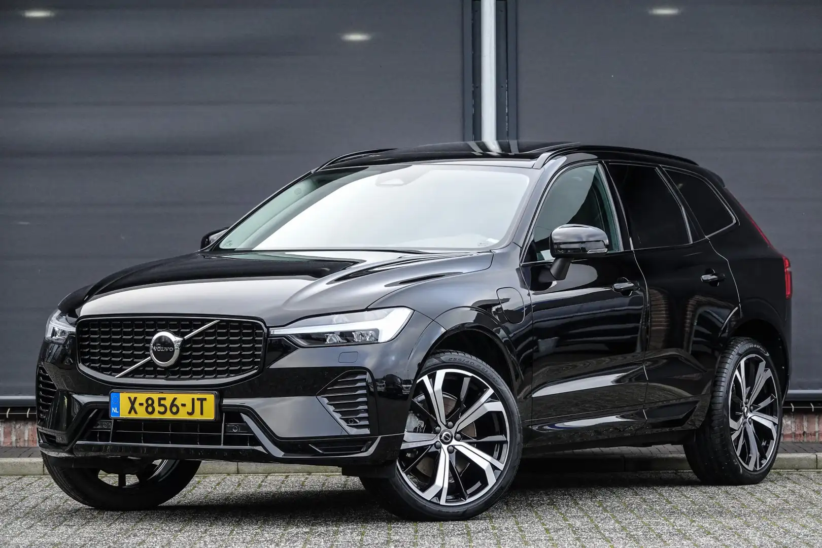 Volvo XC60 2.0 T8 Recharge 455Pk Aut. | Plug-in hybrid | Plus Zwart - 1
