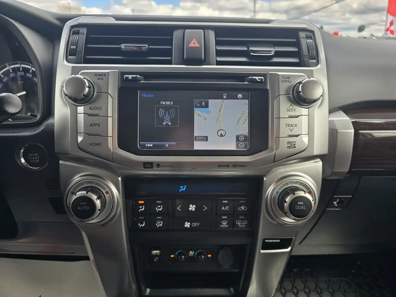 Toyota 4-Runner снимка Toyota 4-Runner