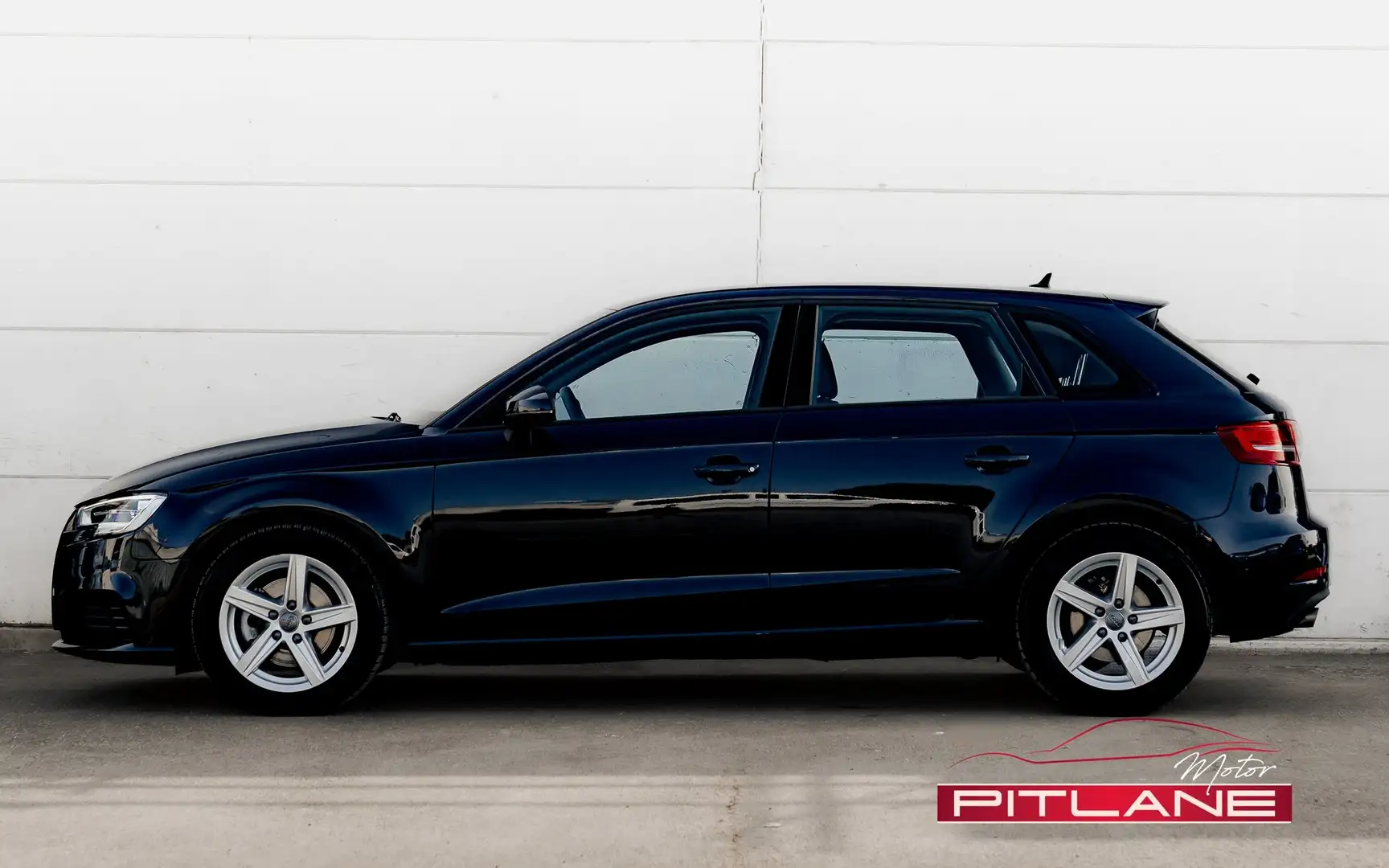 Audi A3 Sportback 30 TDi BLUE CRUISE / NAVIGATION / XENON Blauw - 2