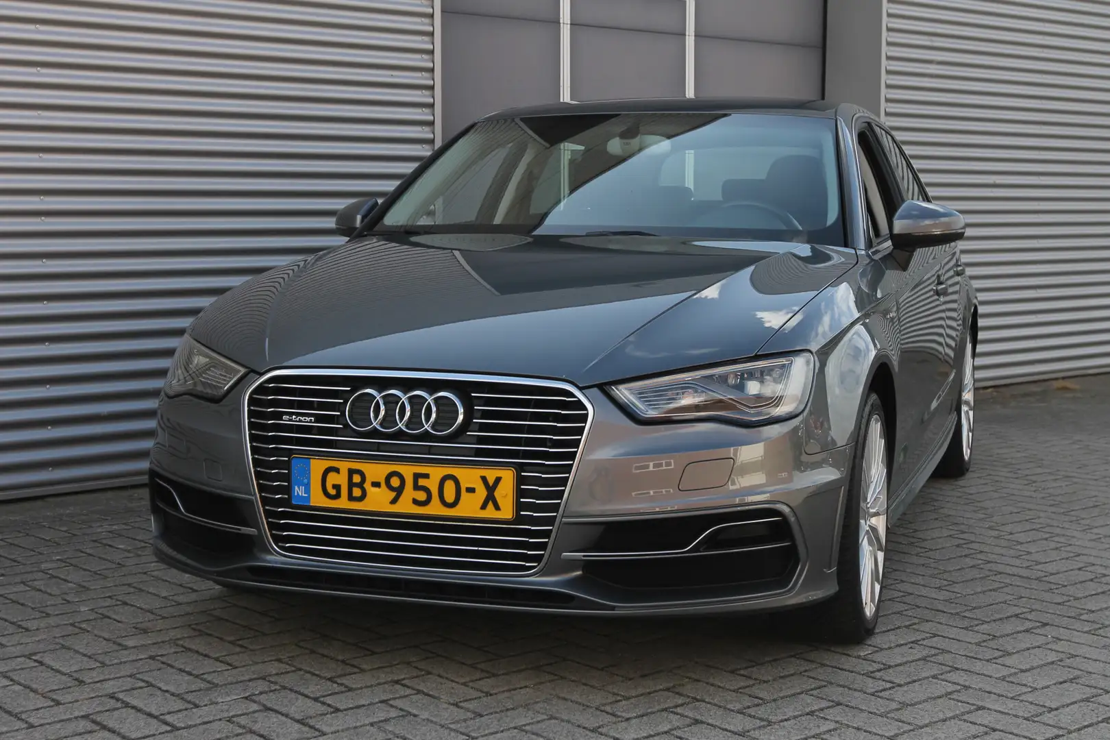 Audi A3 Sportback 1.4 e-tron PHEV Ambition Pro Line plus I Grijs - 2