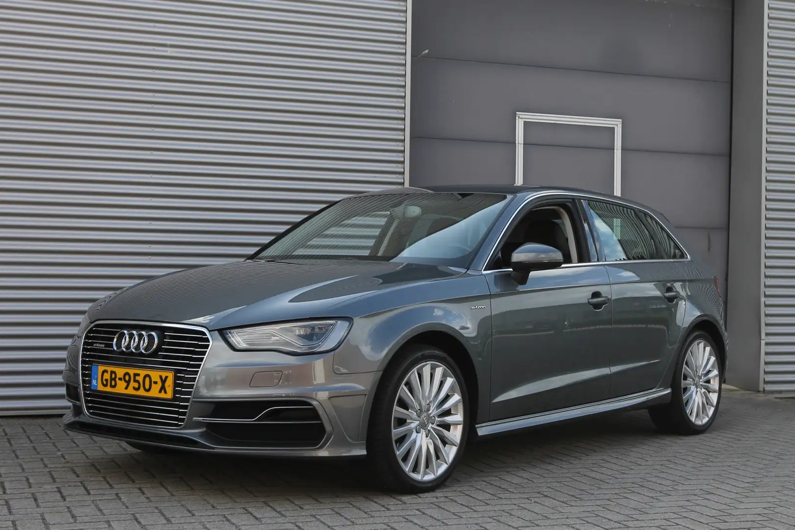 Audi A3 Sportback 1.4 e-tron PHEV Ambition Pro Line plus I Grijs - 1