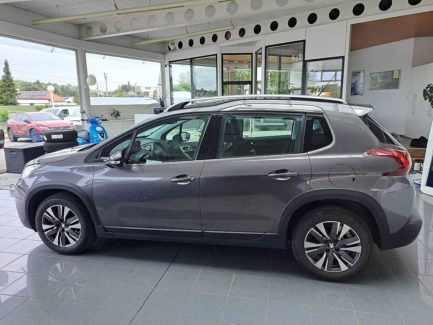 Peugeot 2008 1,2 PureTech 110 S&S Aut. Allure Grau - 2
