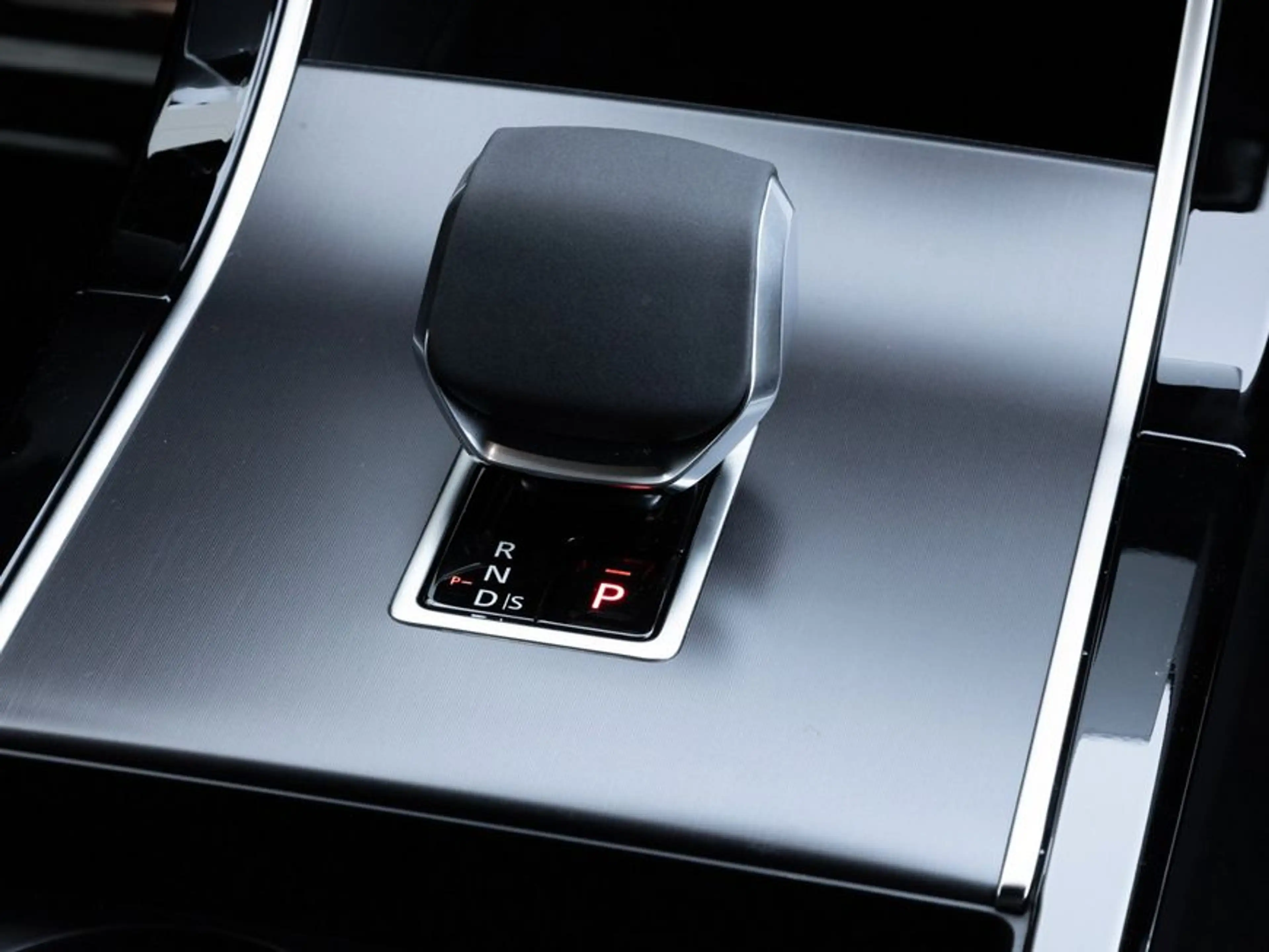 Land Rover Range Rover Evoque P270e Dynamic HSE — photo 11