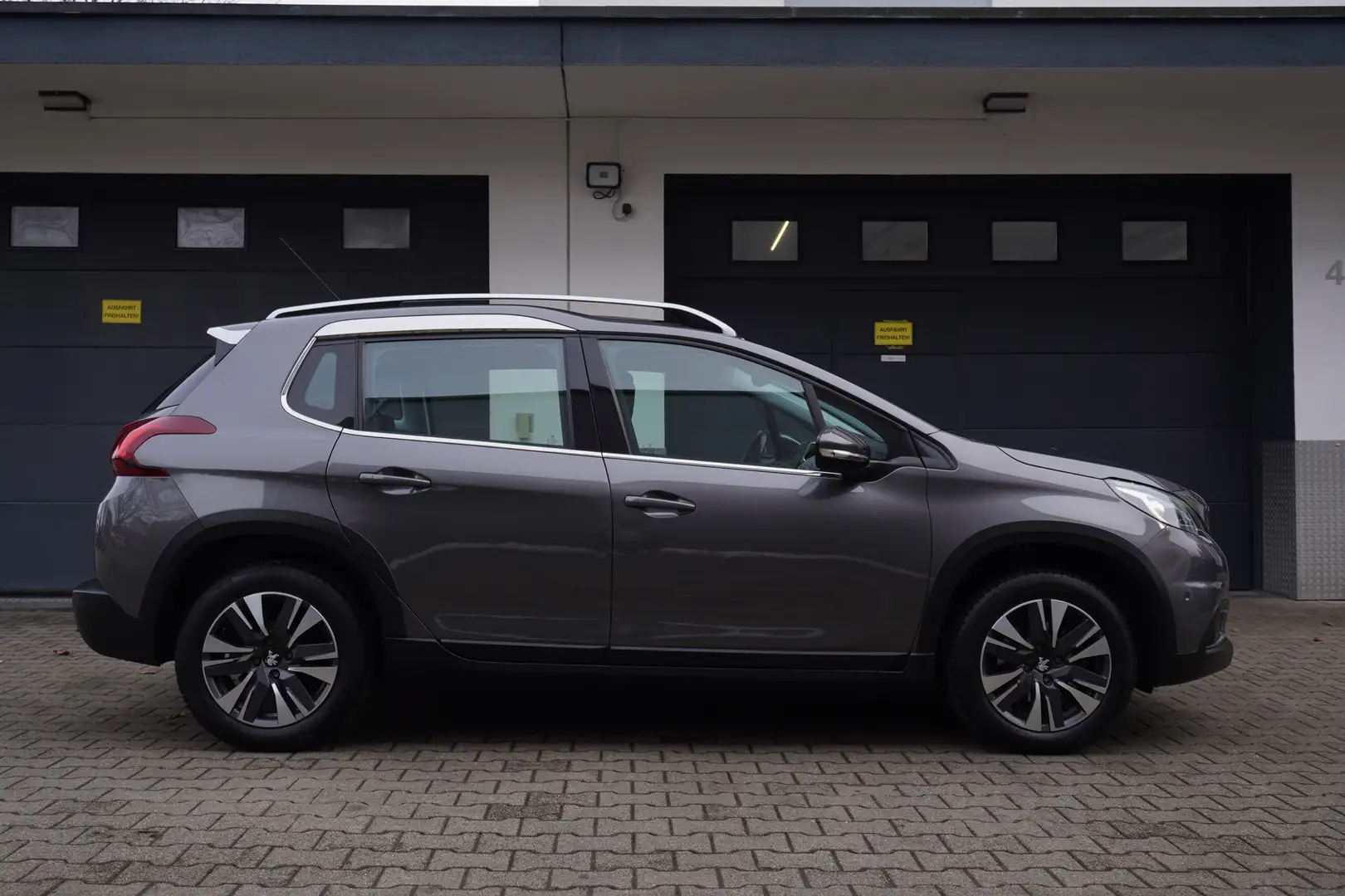 Peugeot 2008 Allure 1.2 e-THP LEDER+NAVI+PANO+KAMER+AHK+ALU+1Hd Grau - 2