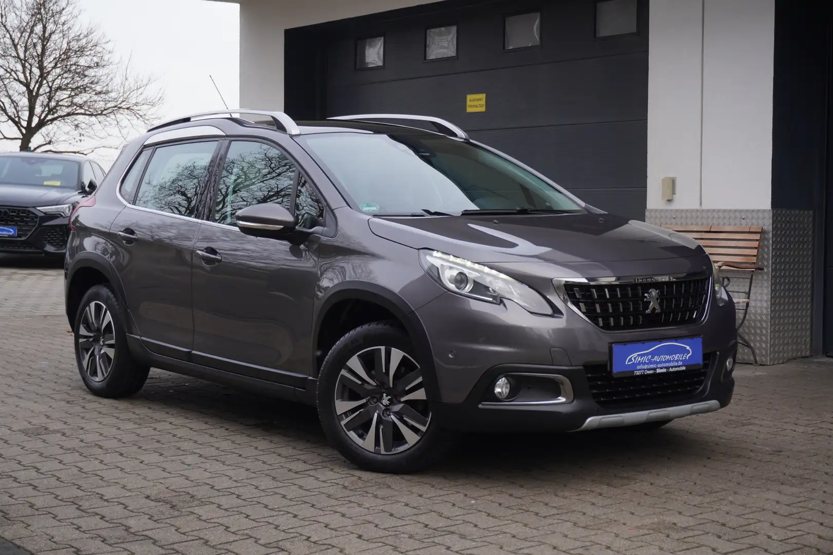Peugeot 2008 Allure 1.2 e-THP LEDER+NAVI+PANO+KAMER+AHK+ALU+1Hd Grau - 1