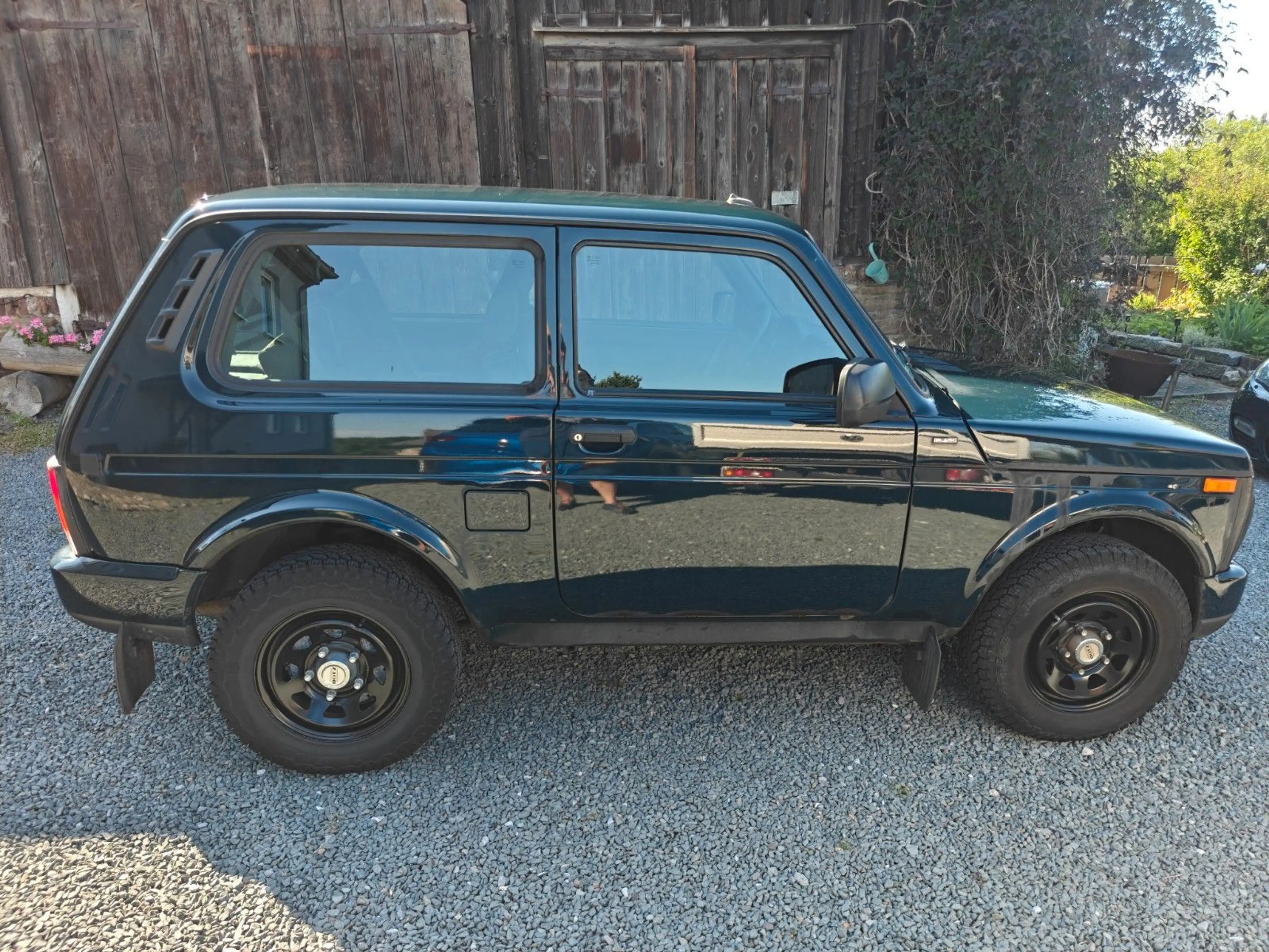 Lada Niva Urban 4x4 Black Edition — photo 13