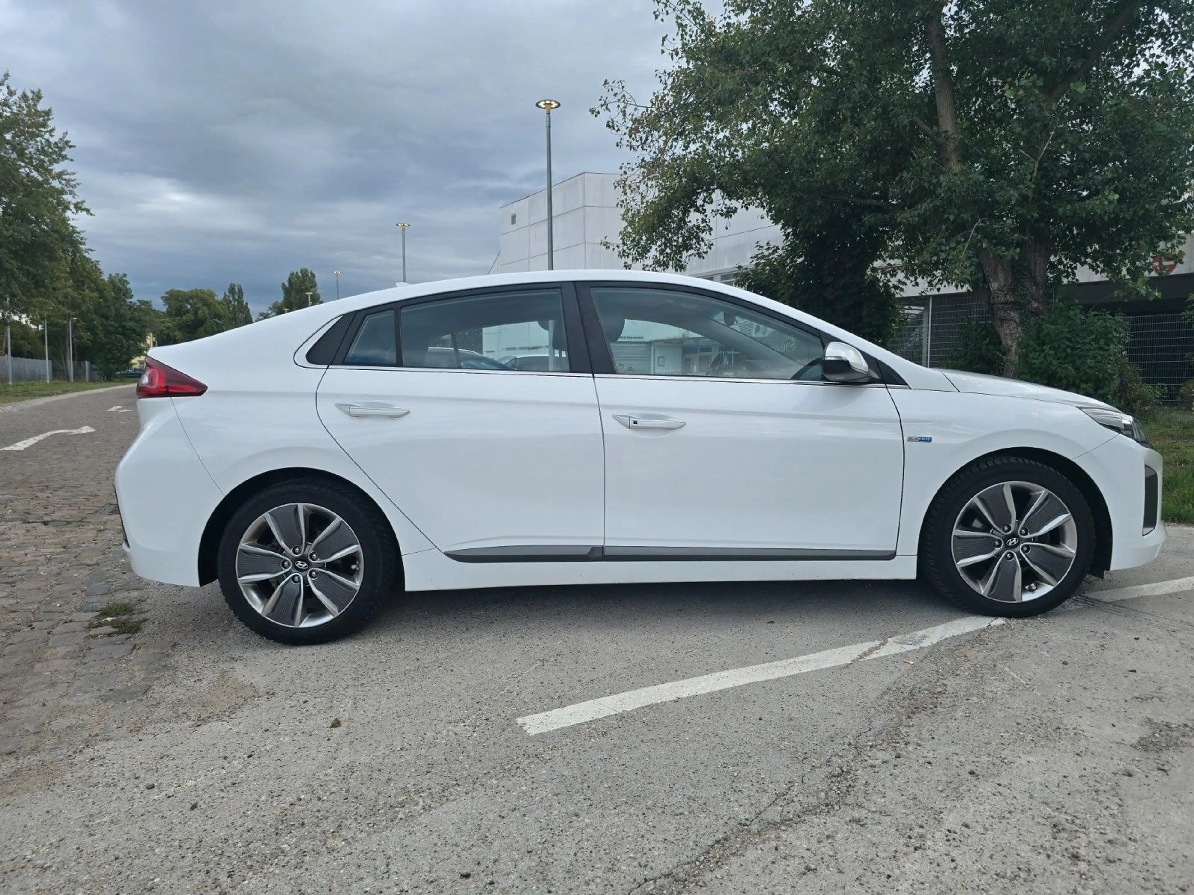 Hyundai IONIQ Premium Hybrid/Voll/Memory/Leder/ACC/AHK — photo 2