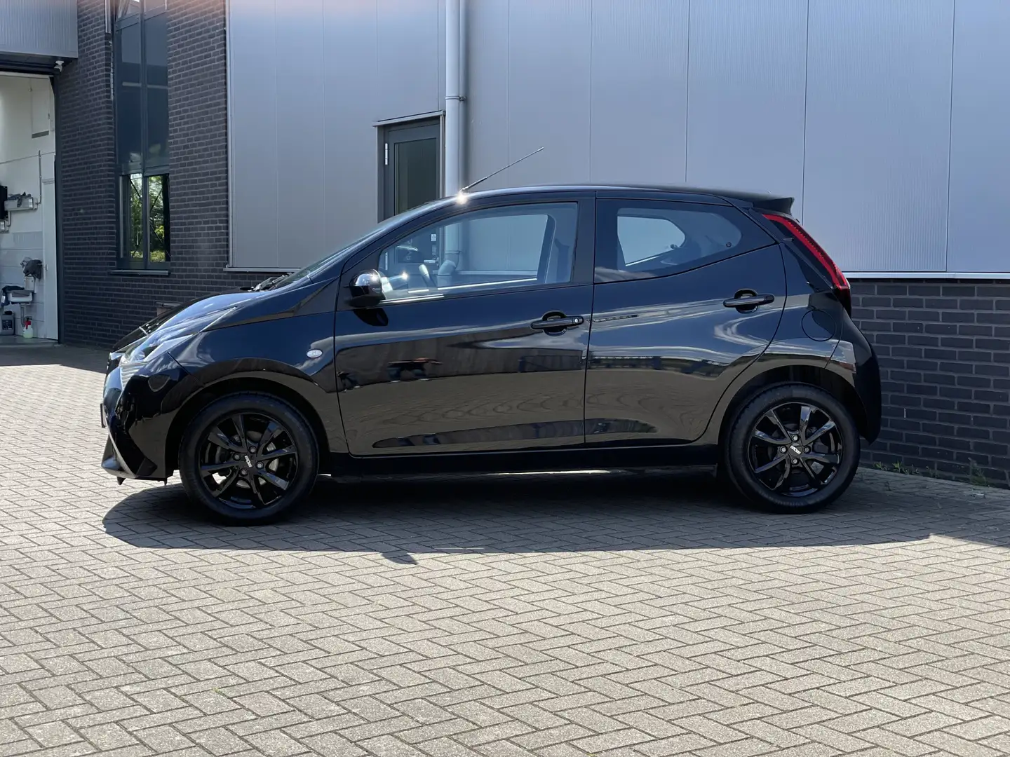 Toyota Aygo 1.0 VVT-i x-play RIJKLAAR Noir - 2