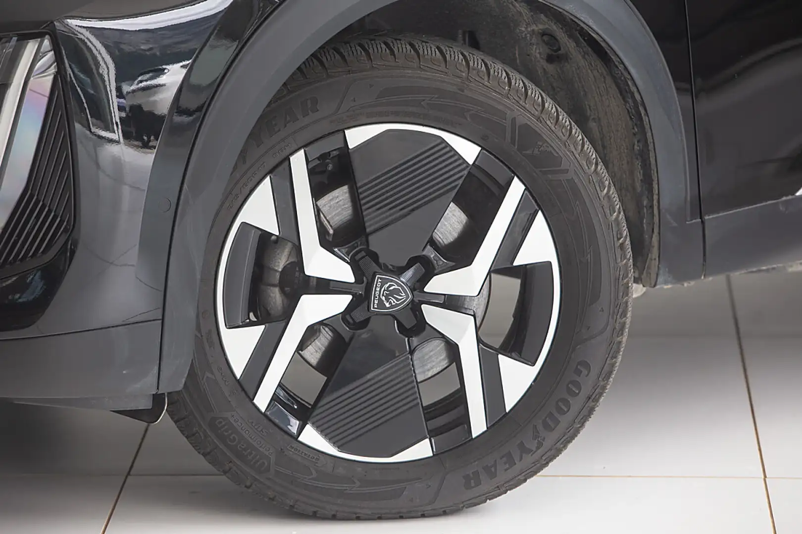 Peugeot 2008 Hybrid 145 e-DCS6 Allure Schwarz - 2